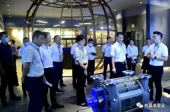 公司董事长、总经理陈迪(右一)向李军区长(右二)一行介绍开云网页版·官方端在线-开云(中国)产品